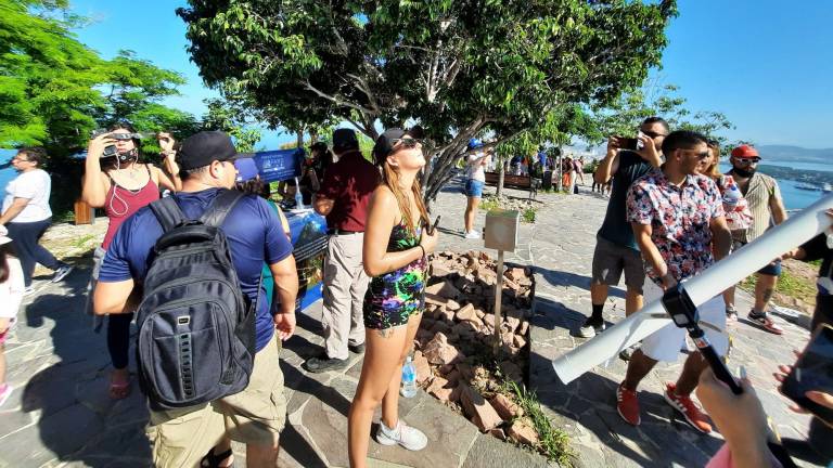 Turistas y locales observaron el eclipse desde la cima del Faro Mazatlán.