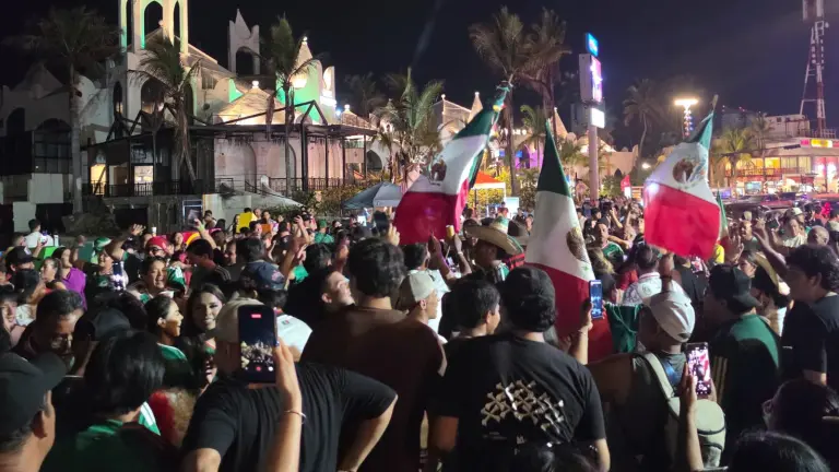 Aficionados celebraron el triunfo de México con música, baile y cantos en las Letras de Mazatlán.