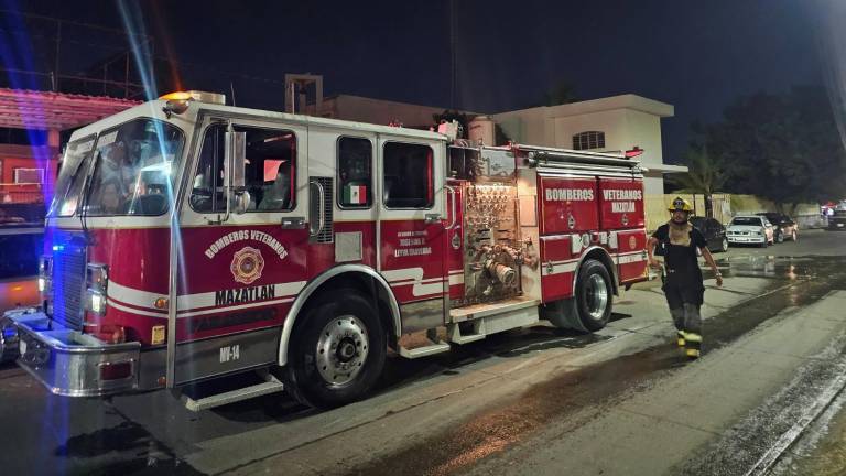 Bomberos Veteranos de Mazatlán atiende incendio en un salón de un templo en Mazatlán.