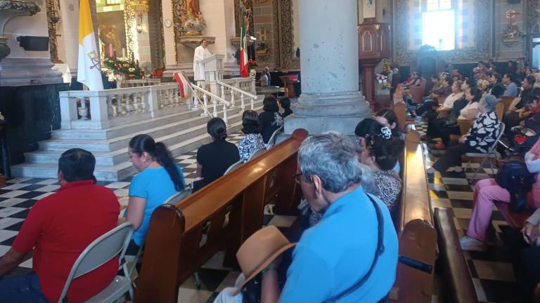 Decenas de fieles acudieron al recinto para agradecer a la Guadalupana por los favores recibidos y sumarse a los festejos en honor a la patrona de México.