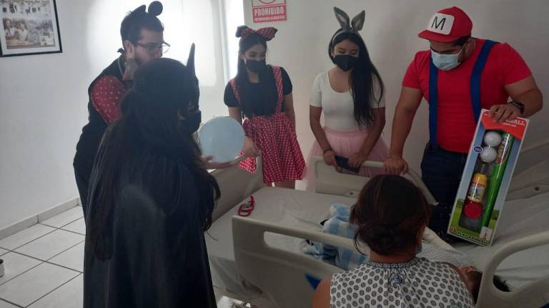 Pediatras de Escuinapa se disfrazan para alegrar a los niños