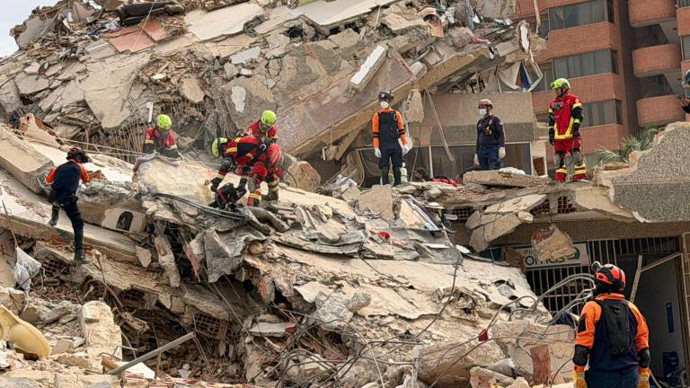 Elementos de la Cruz Roja Mexicana en los operativos de rescate tras el sismo en Venezuela.