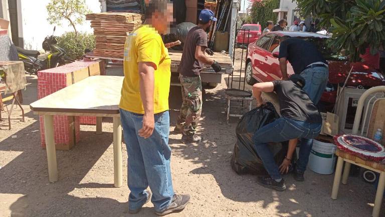 Varios camiones de mudanza llegaron hasta el Fraccionamiento Santa Rocío para trasladar las pertenencias de las familias desalojadas de las casas.