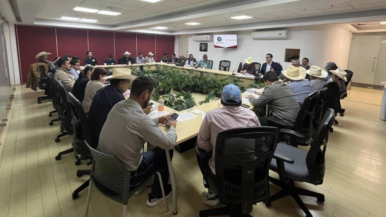 Productores agrícolas se reúnen en la Cámara de Diputados para discutir la reforma a la Ley de Aguas.