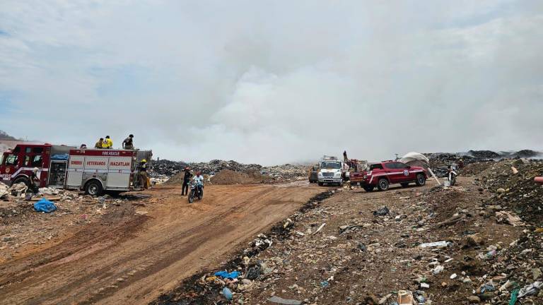 En el basurón de Mazatlán se registró un incendio sobre el cual se trabaja para controlarlo.