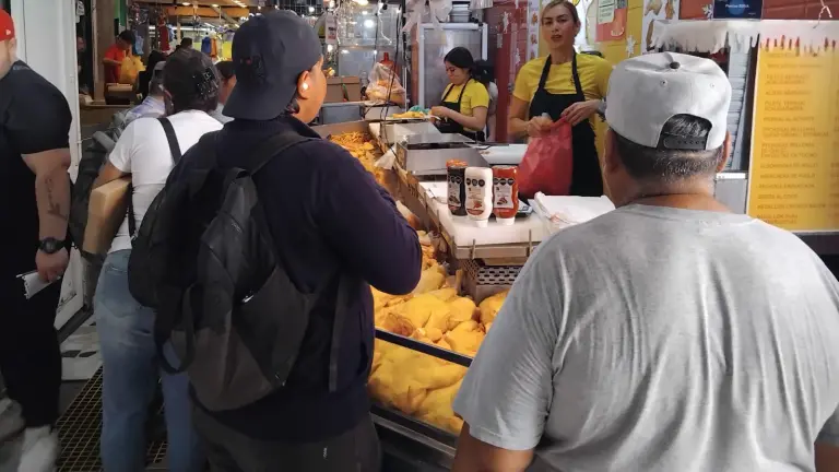 En el Mercado Pino Suárez, la gente acude a hacer sus compras para la cena.