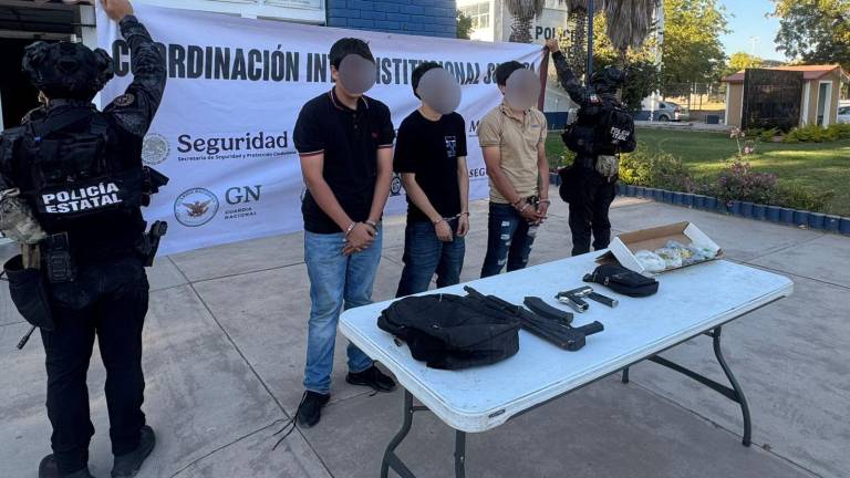 La detención de los tres hombres se realizó en el fraccionamiento Los Ángeles, donde fueron aseguradas armas y droga.