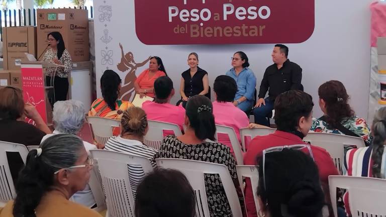 El Gobierno de Mazatlán entrega apoyos del Programa Peso a Peso del Bienestar.