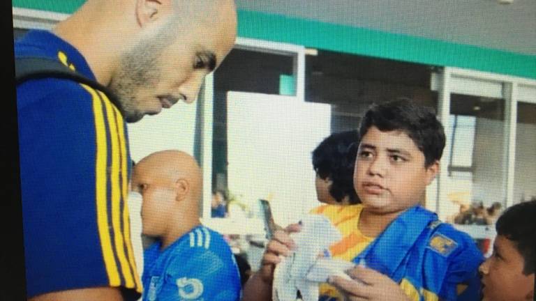 Guido Pizarro fue de los que se detuvo a firmar autógrafos a los aficionados que los esperaron a su llegada en el hotel.