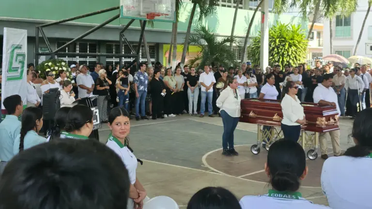 Homenaje de cuerpo presente en el Cobaes de Rosario para Ixchel del Carmen Delgado Valenzuela, coordinadora que falleció en un accidente.