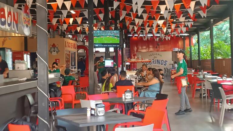 El encuentro entre México y Corea del Sur fue seguido por algunos aficionados en los restaurantes de la avenida Rafael Buelna, en Mazatlán.