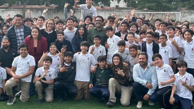 Entrega de una cancha de futbol con pasto sintético en secundaria de Culiacán.