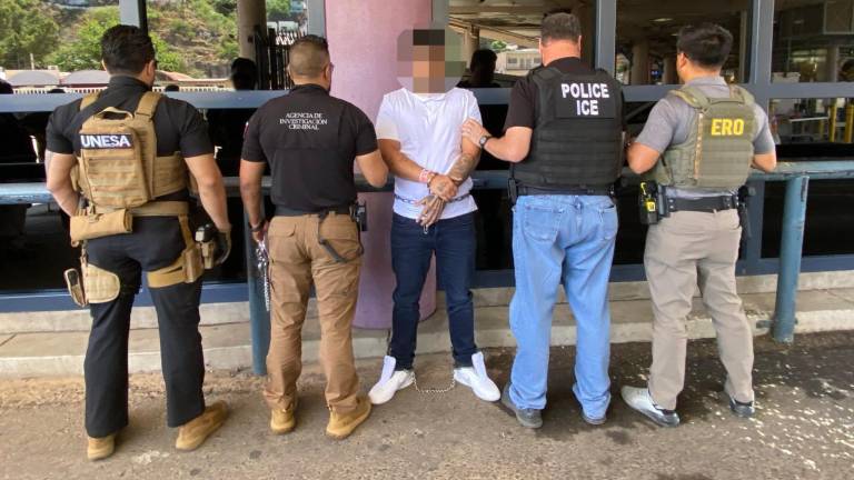 Agentes investigadores de la UNESA trasladan al detenido tras los acuerdos de colaboración con E.U.