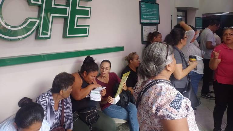 Usuarios de la CFE en Mazatlán acuden a reunión con superintendente.