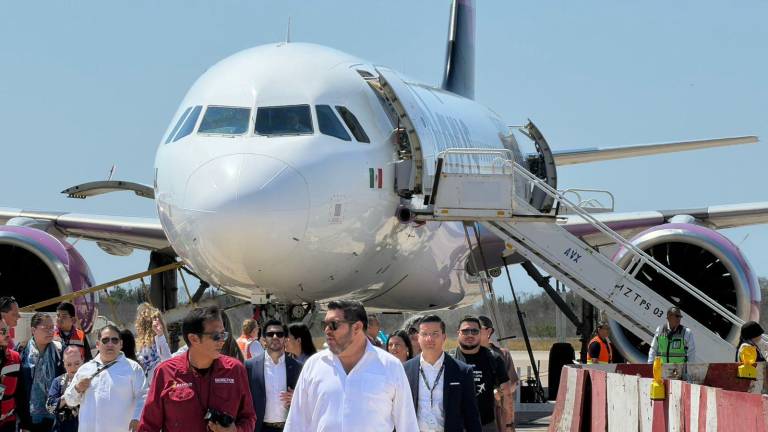 Llegada del viaje inaugural de Volaris que cubre la ruta Guadalajara-Mazatlán.