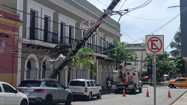 Poste caído en la calle Belisario Domínguez.