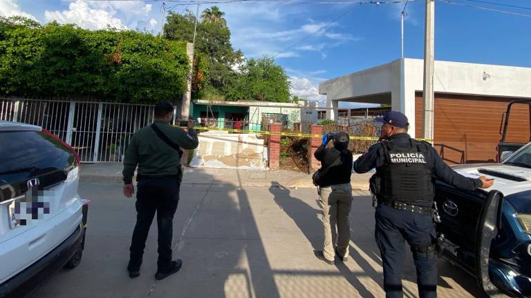 Autoridades resguardaron la vivienda abandonada donde fue localizado un hombre sin vida en el Centro de Guasave.