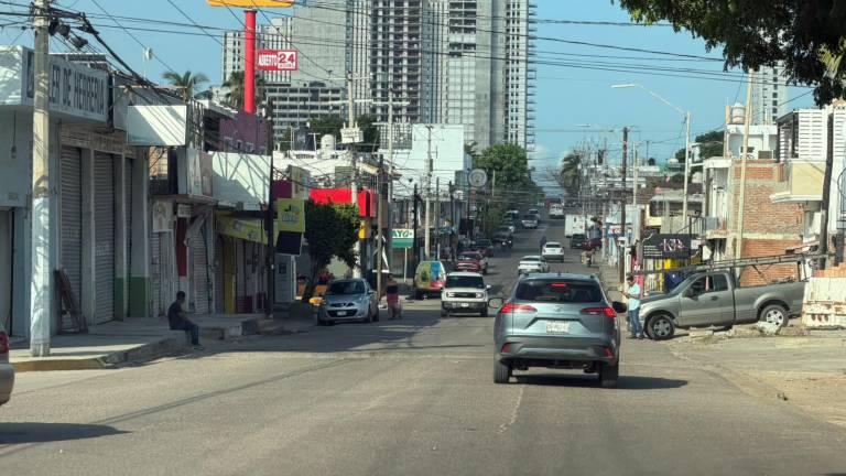 Aunque el lunes dieron el banderazo de las obras de reencarpetado en la Avenida Río Piaxtla, el Gobierno de Mazatlán no ha iniciado los trabajos.