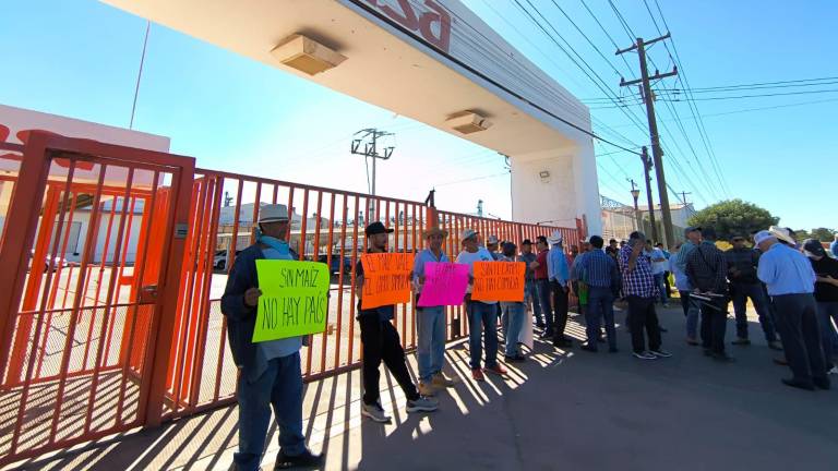 Productores agrícolas protestan en las instalaciones de Minsa, en Los Mochis.