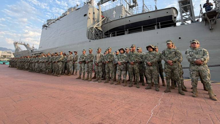 Arriba buque con personal de Infantería de Marina para reforzar la seguridad, en Puerto Vallarta, Jalisco