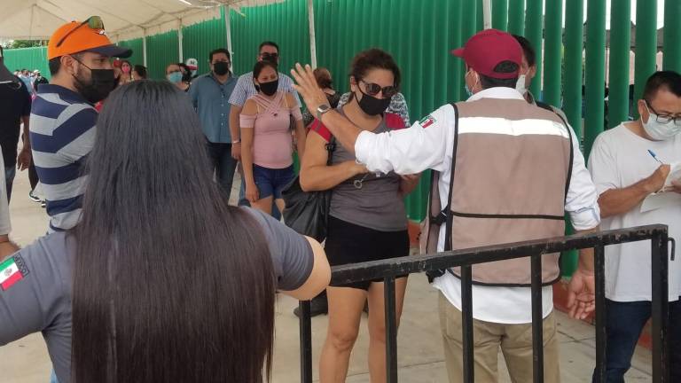 La vacuna contra el Covid-19 es aplicada en cuatro macrocentros, en Culiacán.