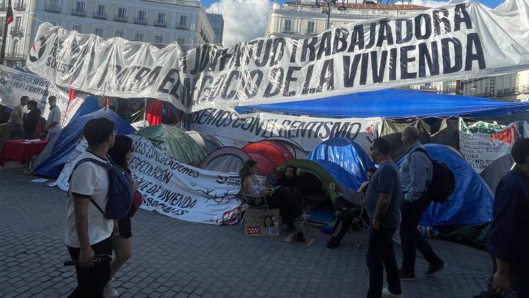Cientos de manifestantes montaron las primeras tiendas de campaña en el kilómetro cero de la Puerta del Sol.