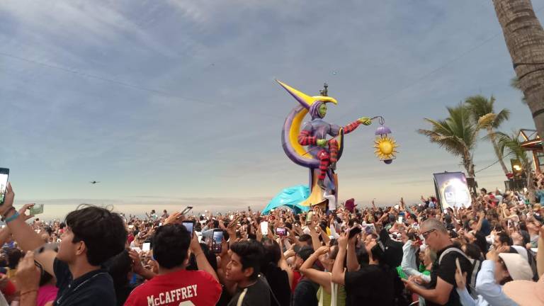 La explanada de las letras de Mazatlán se llenó de música y baile.