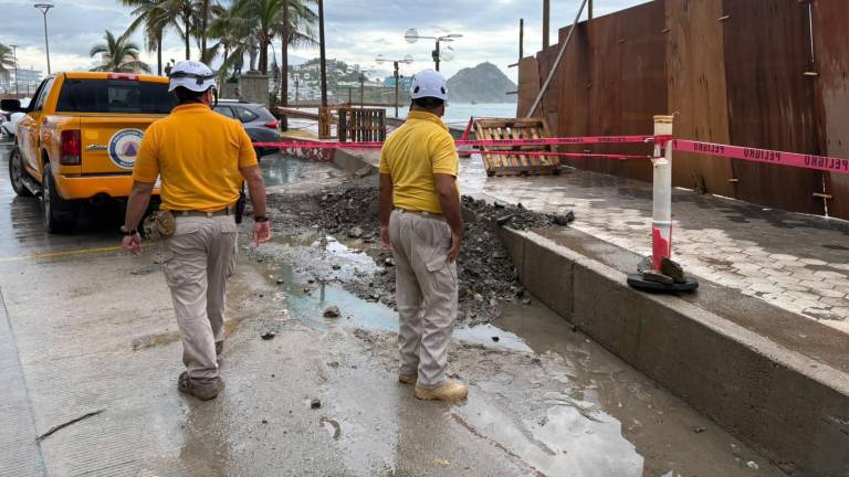 Cierran un tramo del malecón en Olas Altas, en Mazatlán, debido a un hundimiento detectado.