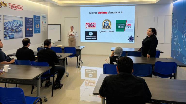 Personal de la Secretaría de Seguridad Pública de Mazatlán impartió pláticas preventivas a empleados y alumnos como parte de su estrategia comunitaria.