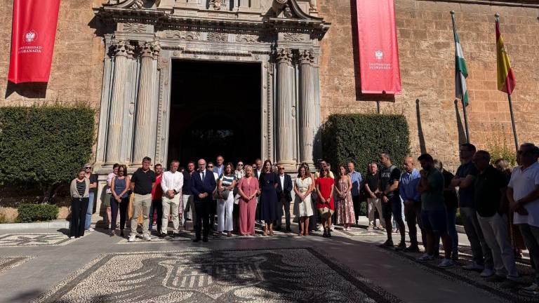 Autoridades de la Universidad de Granada ofrecen un minuto de silencio en memoria de su estudiante asesinada en México.