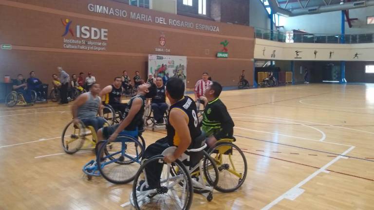 La duela del Gimnasio María del Rosario Espinoza fue el escenario del baloncesto sobre sillas de ruedas.