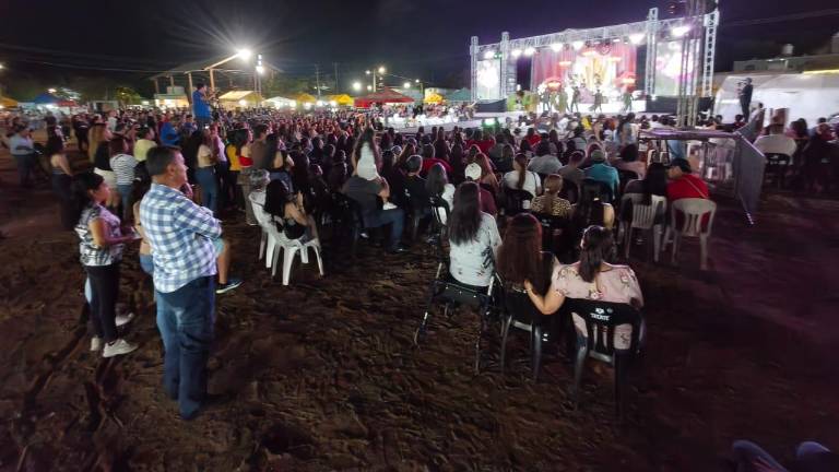 Afluencia en la coronación de la Reina de la Feria de la Primavera en Rosario.