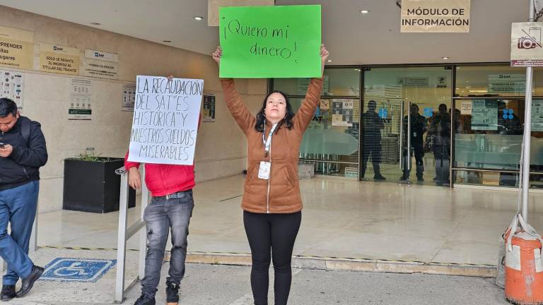 Manifestación de trabajadores en instalaciones del SAT.