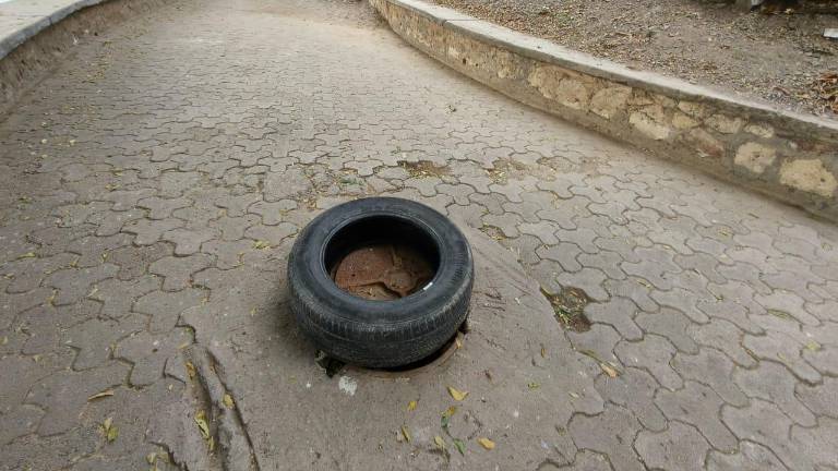 Una alcantarilla rota y un poste a punto de caer se encuentra en la Laguna del Iguanero, en Rosario.