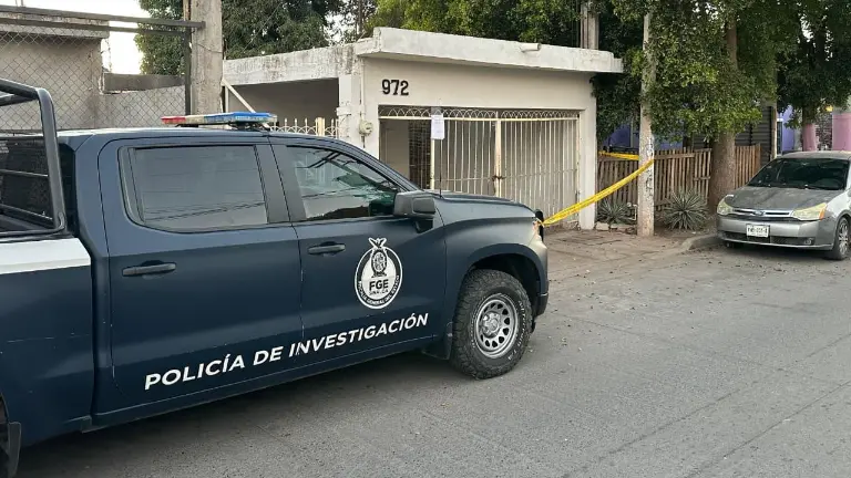 Elementos de la Policía de Investigación y Servicios Periciales realizaron un cateo en un inmueble de la colonia Raúl Romanillo, en Los Mochis.