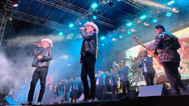 Los 2 de la S, protagonizan la noche en el Teatro del Pueblo.