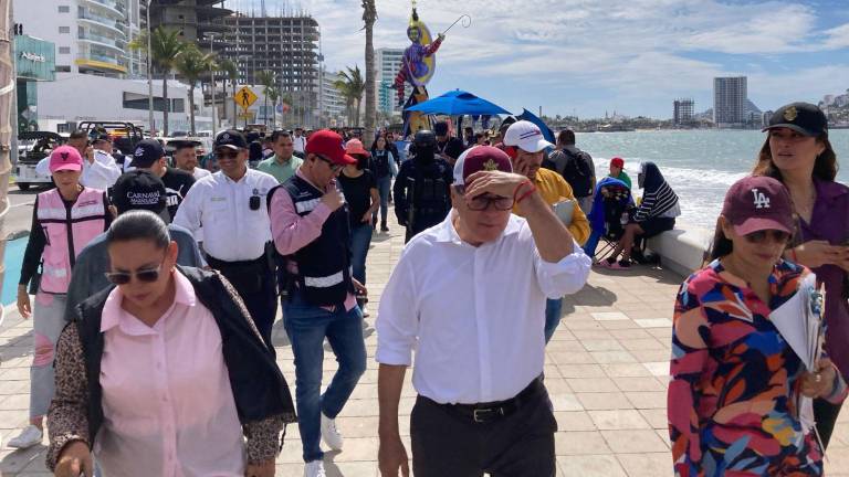 El Alcalde Édgar González pide denunciar los cobros excesivos del transporte público en Mazatlán.