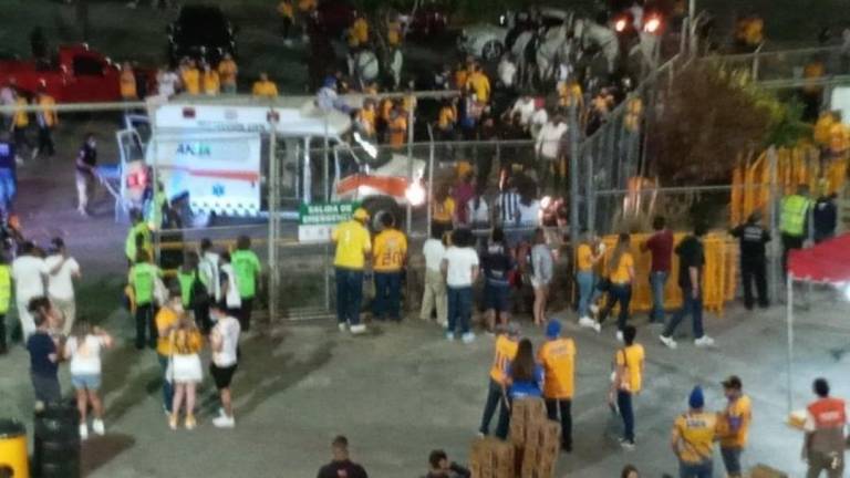 Aficionados de Tigres golpearon a uno de Rayados al término del clásico regiomontano.