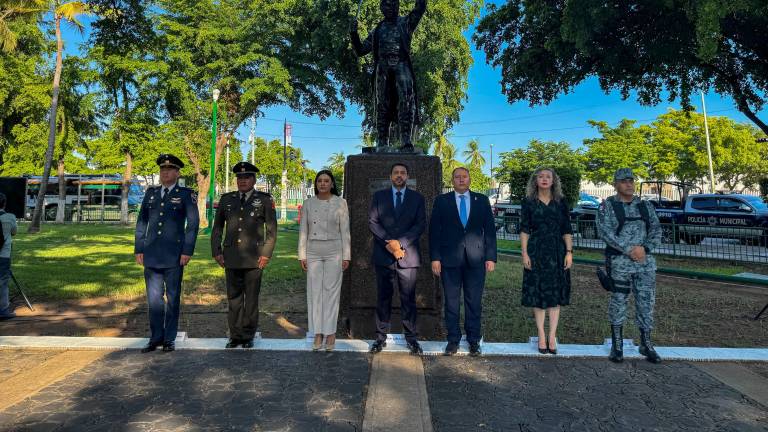 Autoridades de Sinaloa, municipales y militares participan en el homenaje a José María Morelos y Pavón.