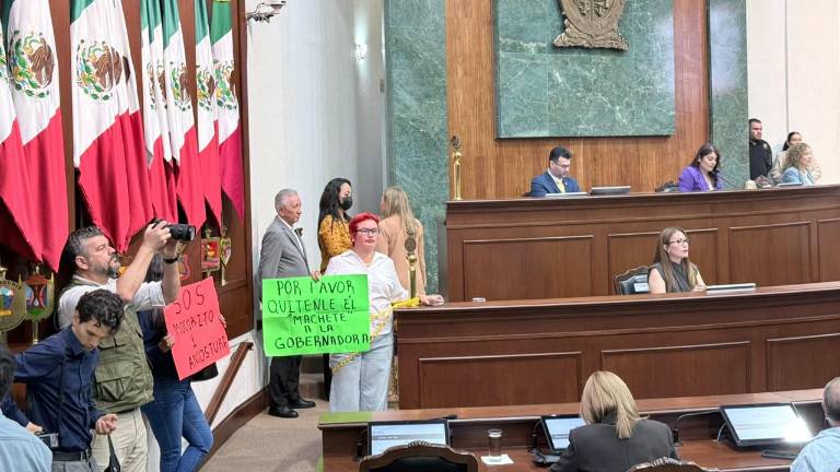Yesenia Roja se encadena en el Congreso de Sinaloa para demandar recursos para policías de Mocorito.