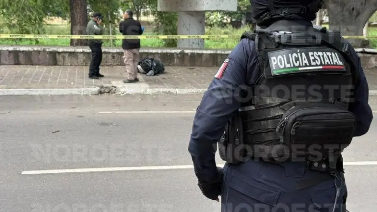 Autoridades resguardan el área tras el hallazgo de un cuerpo sin vida bajo puente sobre el Malecón Viejo.