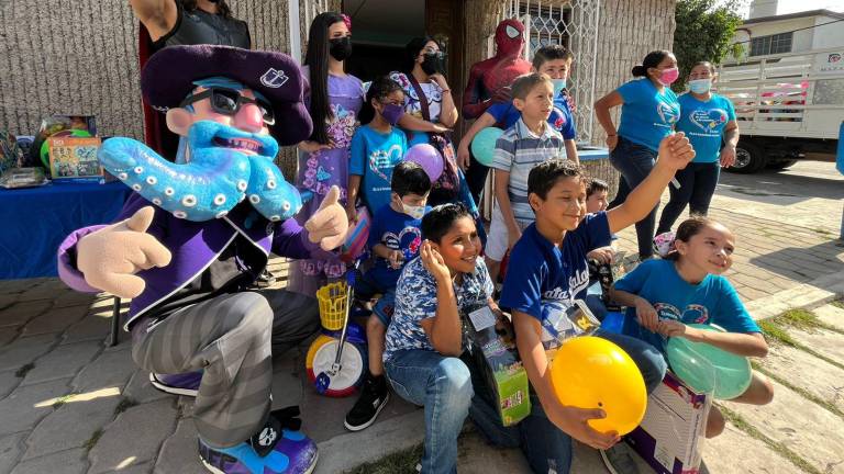 Mazatlán FC hace felices a los niños con entrega de juguetes