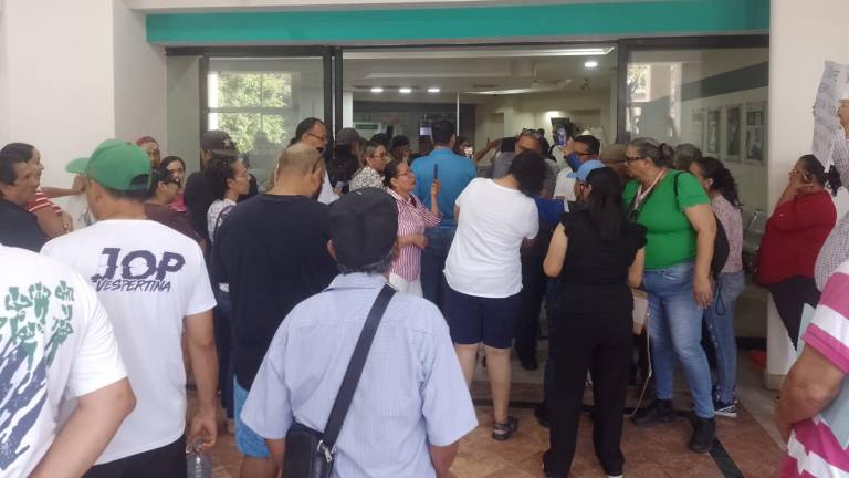 Usuarios de la CFE toman las oficinas en Mazatlán en protesta por los altos cobros.