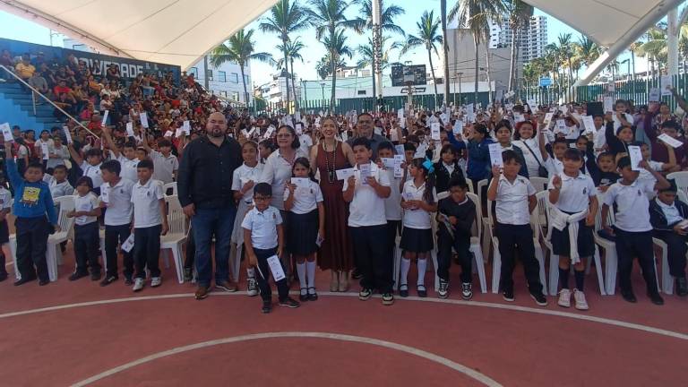Entrega de becas de parte del Gobierno de Mazatlán a niñas y niños de primaria.