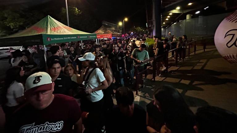 Aficionados enfrentaron la reventa de boletos y cobros por estacionamiento en la inauguración de la temporada de la LMP en Culiacán.