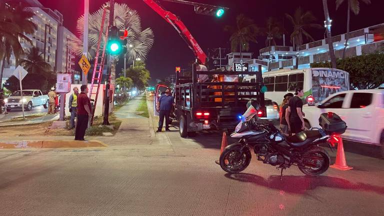 El retiro de los semáforos del malecón permitirá el libre tránsito de los carros durante los desfiles del Carnaval de Mazatlán.