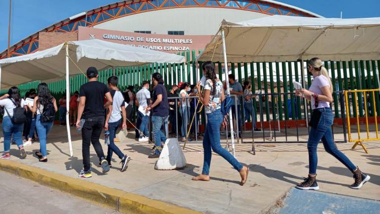 Los jóvenes acuden a vacunarse al Centro de Alto Rendimiento Deportivo María del Rosario Espinoza en Culiacán.