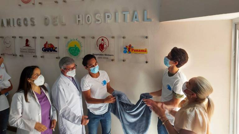 Se realizó la develación de una placa con la imagen de este grupo en el Muro de Honor del Hospital Pediátrico.