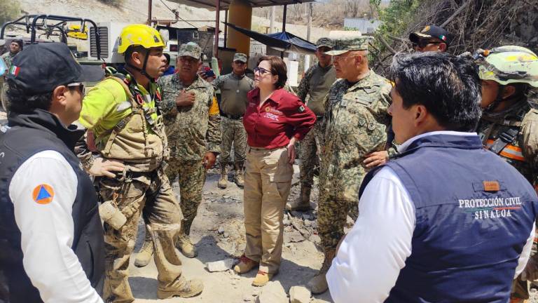 Laura Velázquez Alzúa, Coordinadora Nacional de Protección Civil, en el operativo para rescatar a tres de los mineros que permanecen atrapados en la mina Santa Fe, en Rosario.