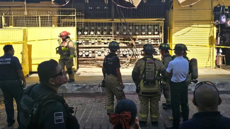 Personal de Bomberos Mazatlán y Protección Civil acudió al Mercado Pino Suárez tras el reporte de un cortocircuito en el área de medidores eléctricos.